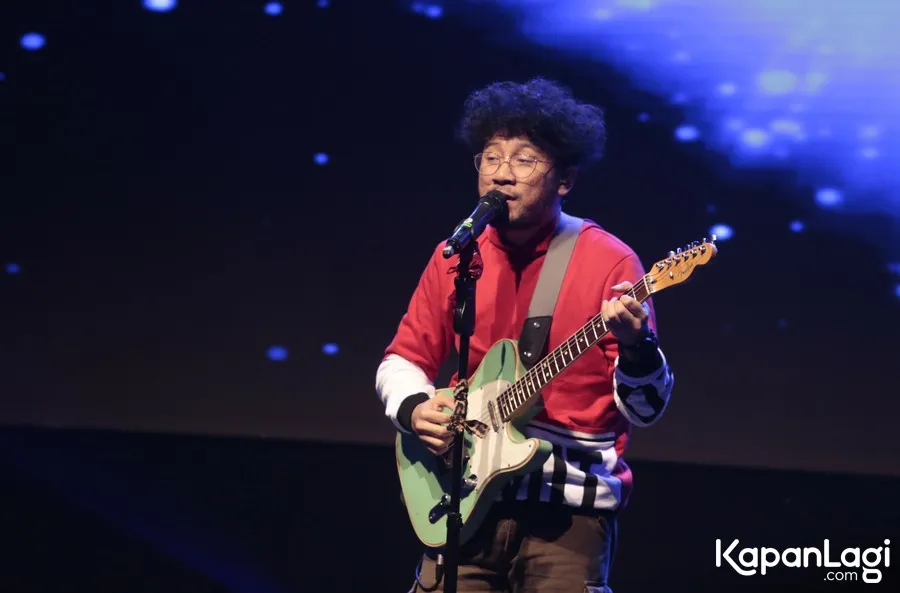 Kunto Aji hibur penonton dengan suara merdu dan lagu-lagu hits-nya. © KapanLagi.com/Muhammad Akrom Sukarya