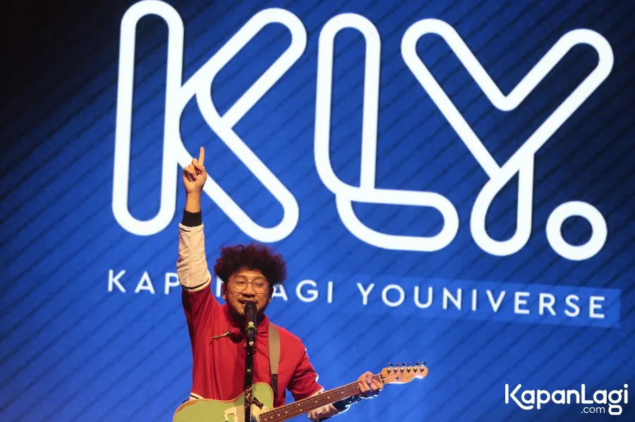 Kunto Aji tampil di XYZ Creator Awards 2018. © KapanLagi.com/Muhammad Akrom Sukarya