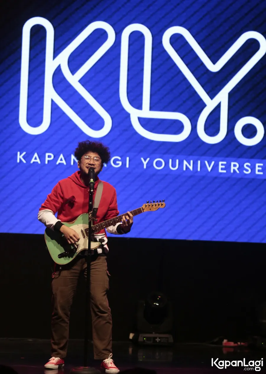 Penampilan kece Kunto Aji dengan jaket dan sepasang sepatu merahnya. © KapanLagi.com/Muhammad Akrom Sukarya