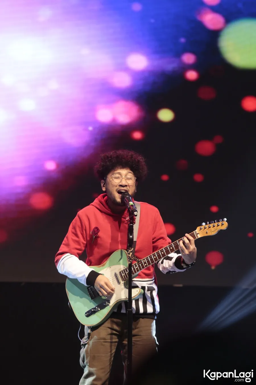 Penampilan Kunto Aji bikin suasana makin meriah! © KapanLagi.com/Muhammad Akrom Sukarya