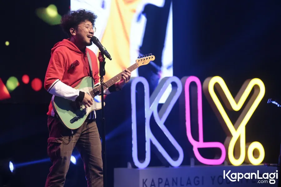 Kunto Aji tutup penampilan dengan single lagu Konon Katanya. © KapanLagi.com/Muhammad Akrom Sukarya