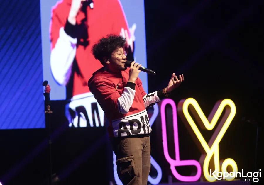 Kunto Aji juga sempat ajak penonton berbincang-bincang. © KapanLagi.com/Muhammad Akrom Sukarya