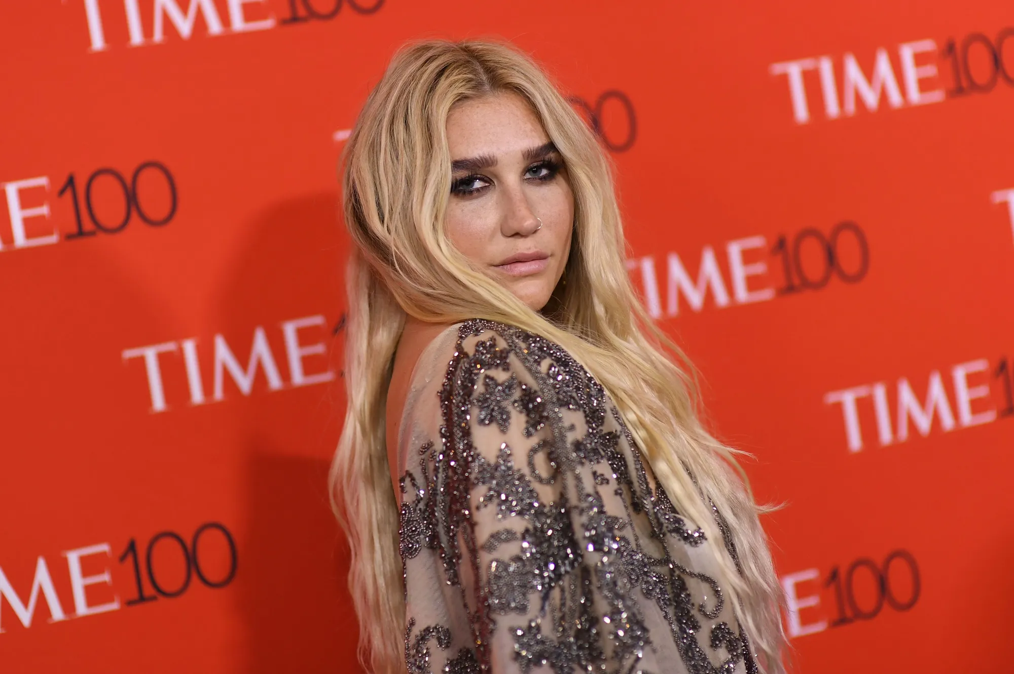 Kesha mendapat denda karena lagi-lagi mengumpat di atas panggung © AFP