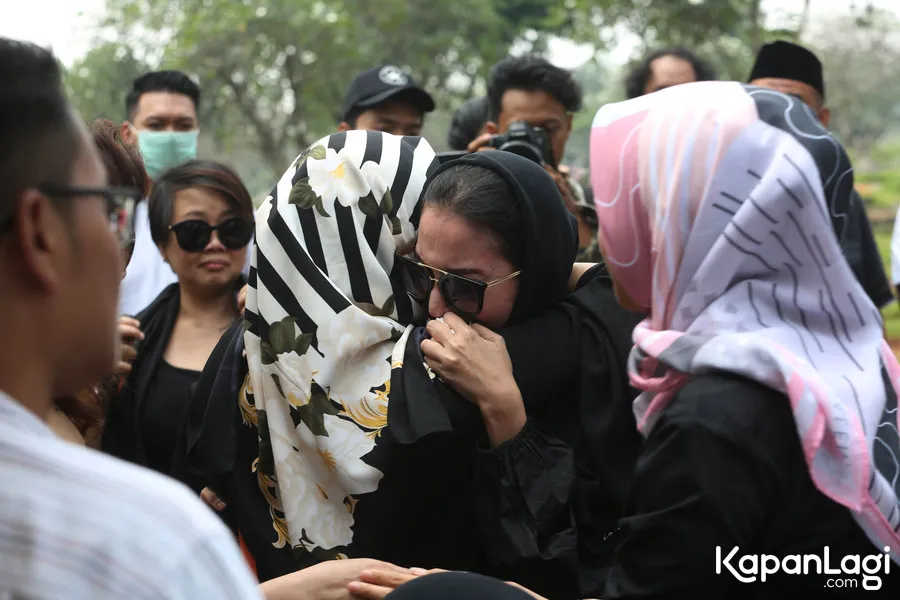 Kiki Amalia menemani pemakaman sang ayah dengan air mata. © KapanLagi.com/Budy Santoso
