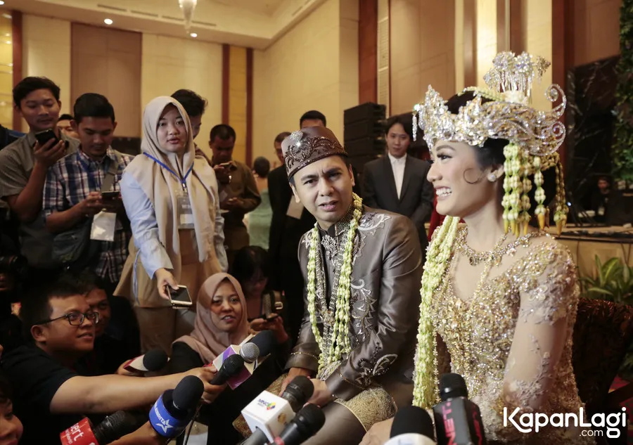 Raditya Dika dan istrinya membahas rencana bulan madu. © KapanLagi.com/Muhammad Akrom Sukarya
