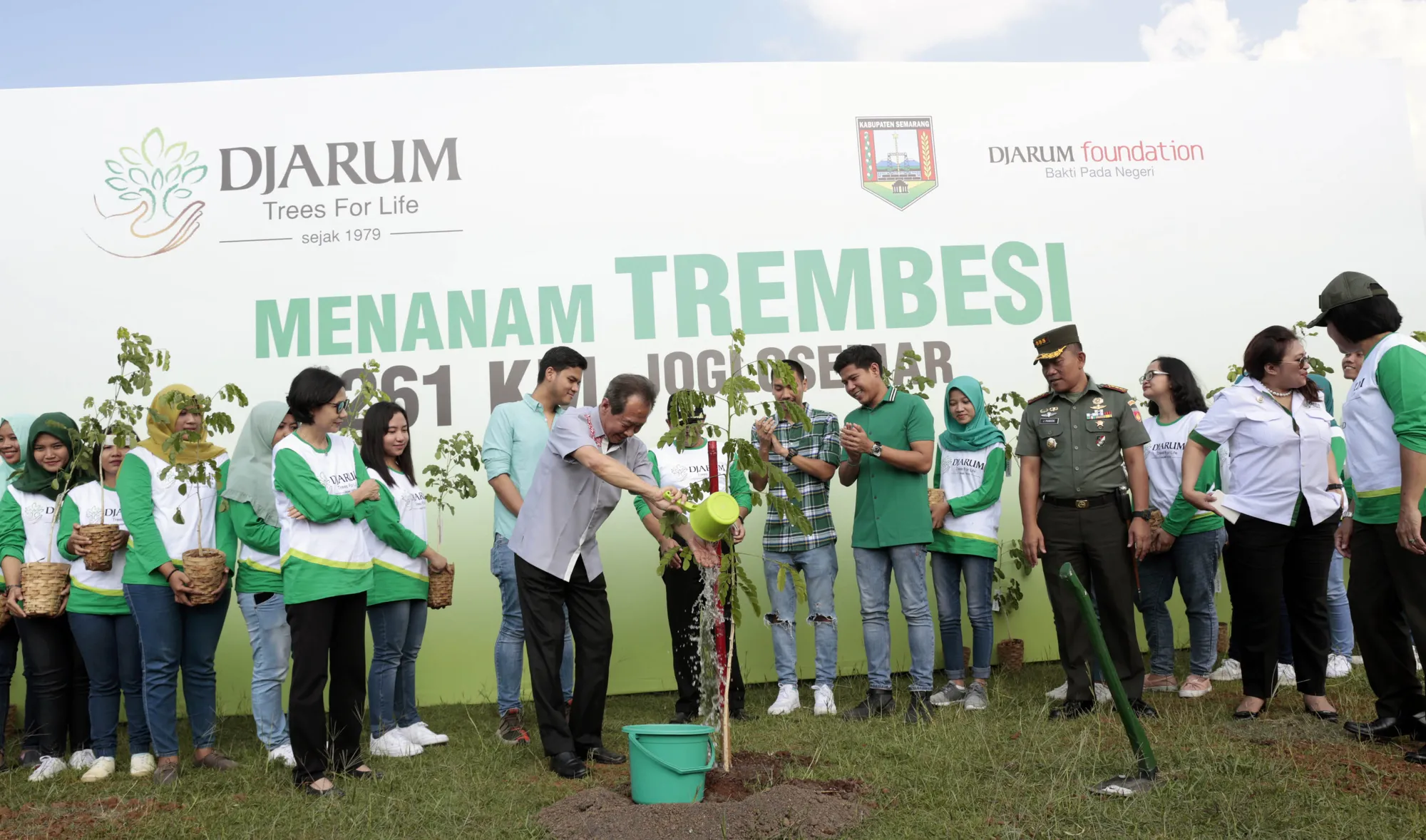 Penanaman pohon trembesi dalam program Djarum Trees For Life / Credit: KapanLagi - Akrom Sukarya