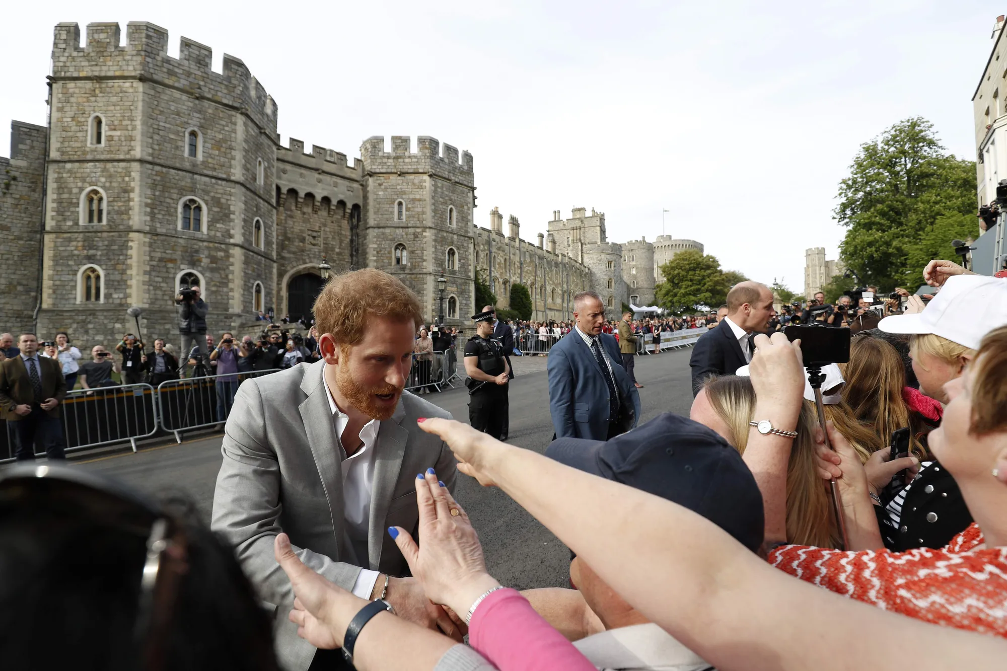 Pangeran Harry menyapa warga yang sudah antri menunggunya. (Foto: AFP)