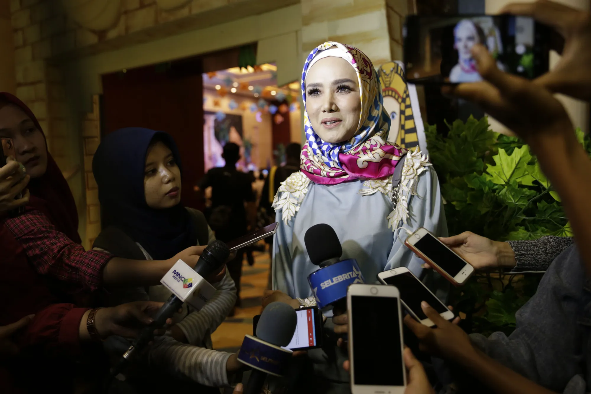 Bukan cuma sekedar berhijab, Mulan Jameela semakin disiplin untuk beribadah © KapanLagi.com/Agus Apriyanto