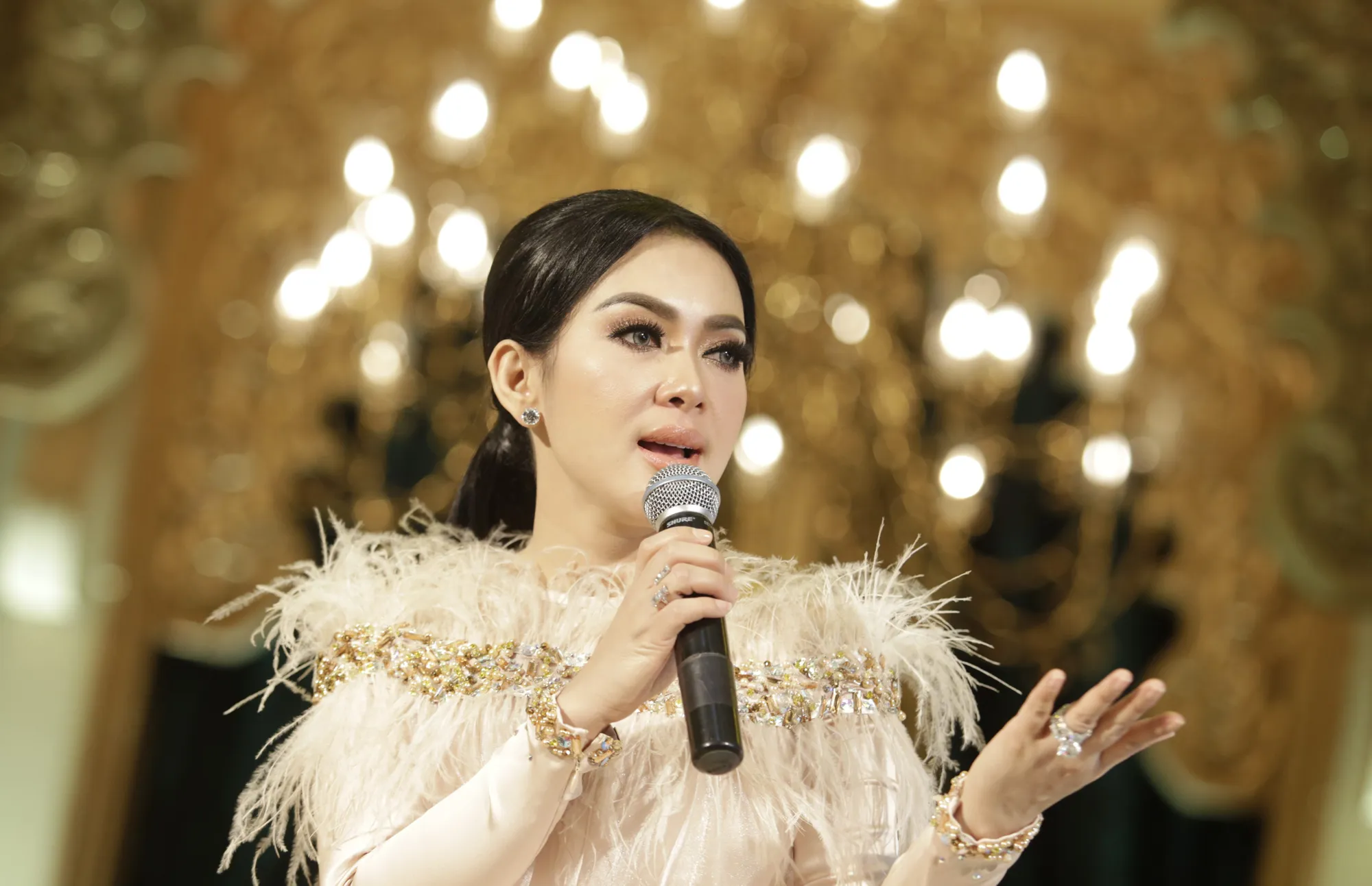 Vitamin, jadi salah satu kunci Syahrini untuk menjaga stamina saat berpuasa © KapanLagi.com/Agus Apriyanto