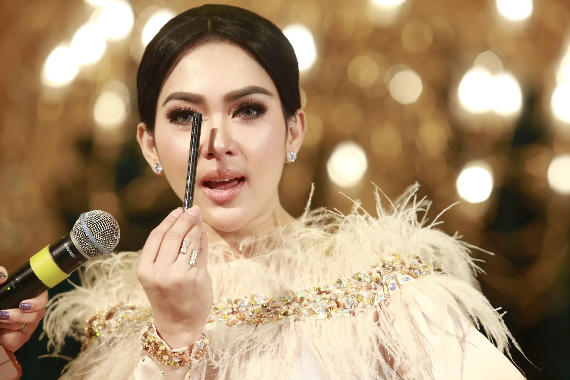 Untuk urusan penampilan, Syahrini pilih make up yang simpel! © KapanLagi.com/Agus Apriyanto