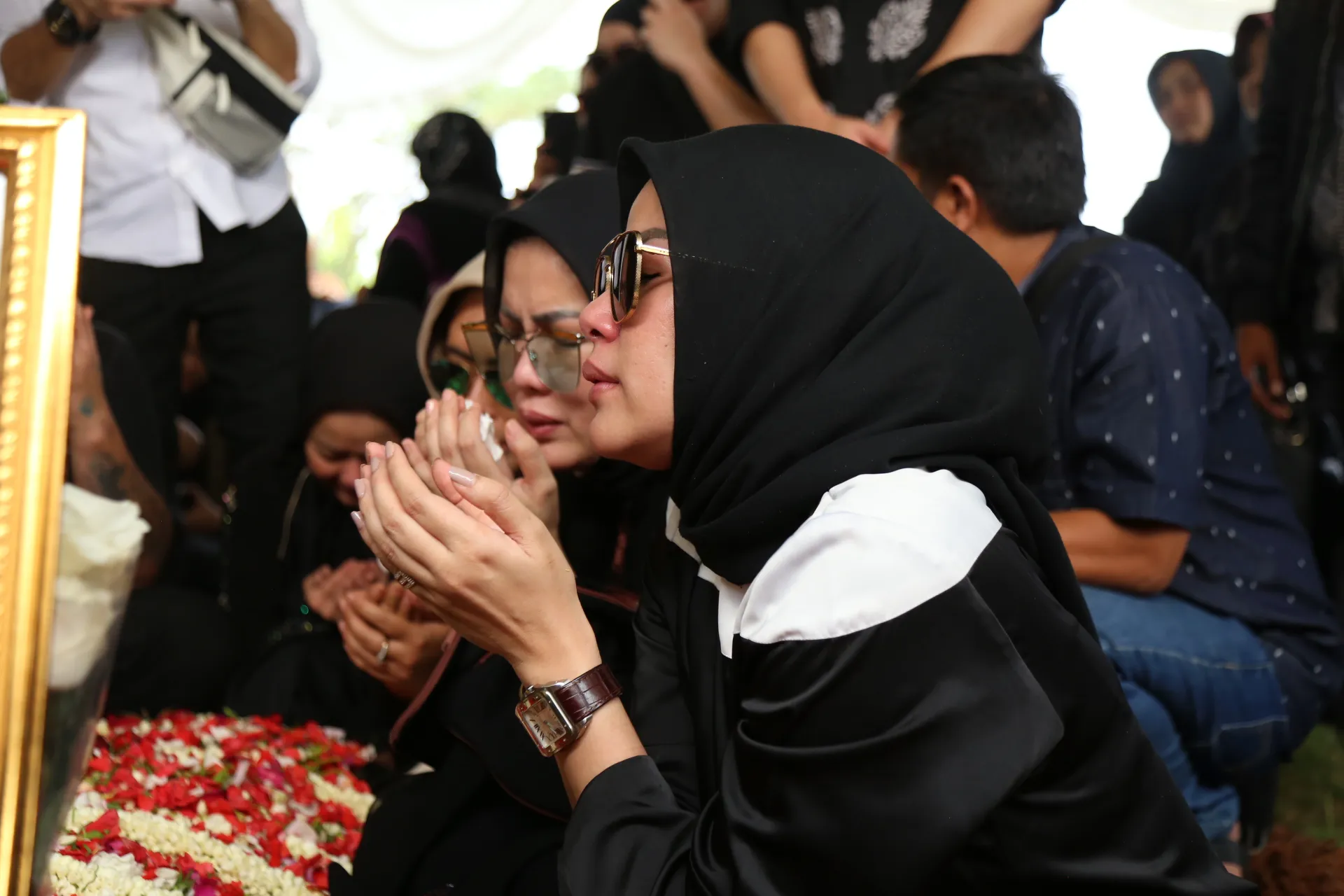 Olla Ramlan tak kuasa menahan tangis saat melihat jenazah Ayahnya dipapah ke dalam mobil ambulans © KapanLagi.com/Muhammad Akrom Sukarya