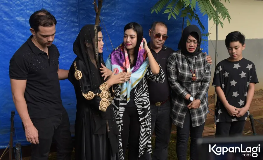 Keluarga saat ke makam Julia Perez tepat satu tahun meninggal. © KapanLagi.com/Agus Apriyanto