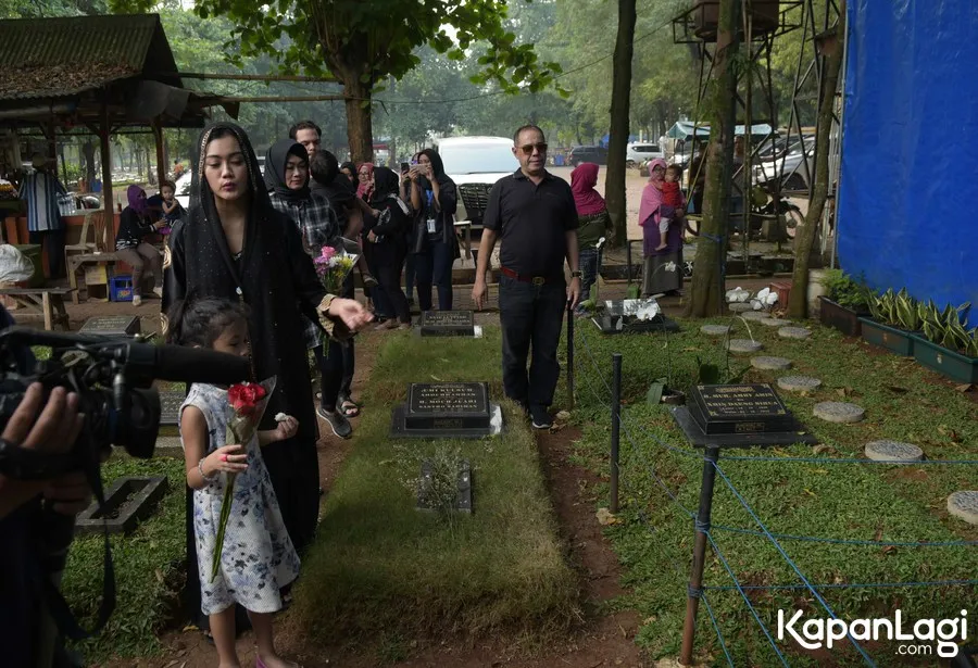 Setahun meninggalnya Julia Perez, keluarga melakukan ziarah ke makam. © KapanLagi.com/Agus Apriyanto