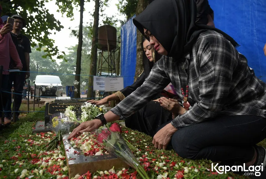 Keluarga saat pergi ke makam Julia Perez. © KapanLagi.com/Agus Apriyanto