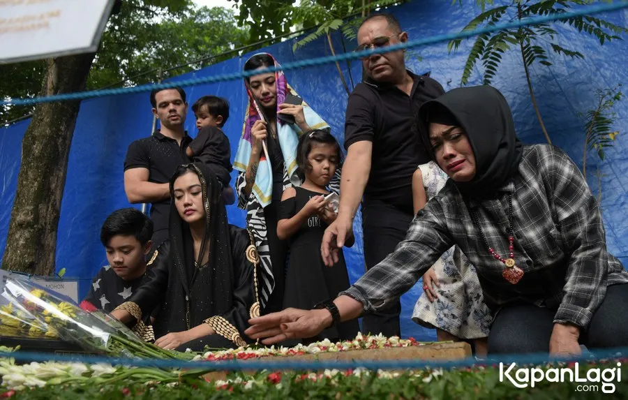 Keluarga pergi ke makan tepat satu tahun meninggalnya Julia Perez. ? KapanLagi.com/Agus Apriyanto