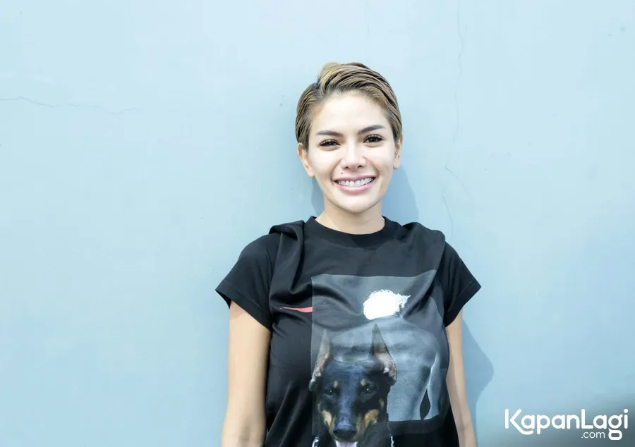 Nikita Mirzani memberikan THR banyak ke Loli anak pertamanya. © KapanLagi.com/Muhammad Akrom Sukarya 