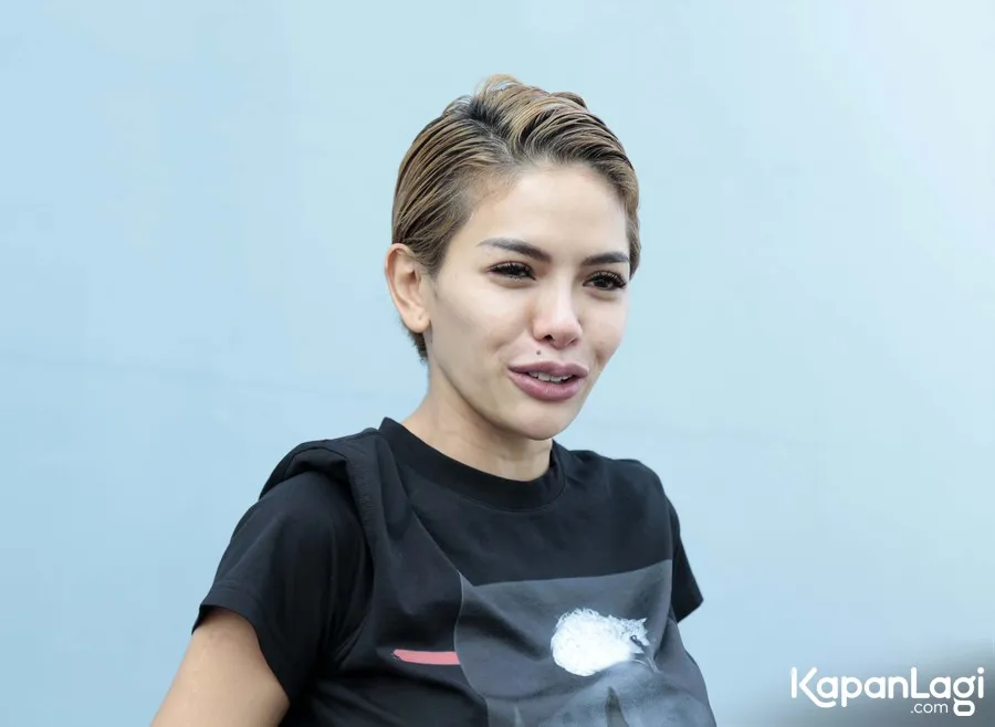 Nikita Mirzani masak sendiri untuk momen lebaran. © KapanLagi.com/Muhammad Akrom Sukarya