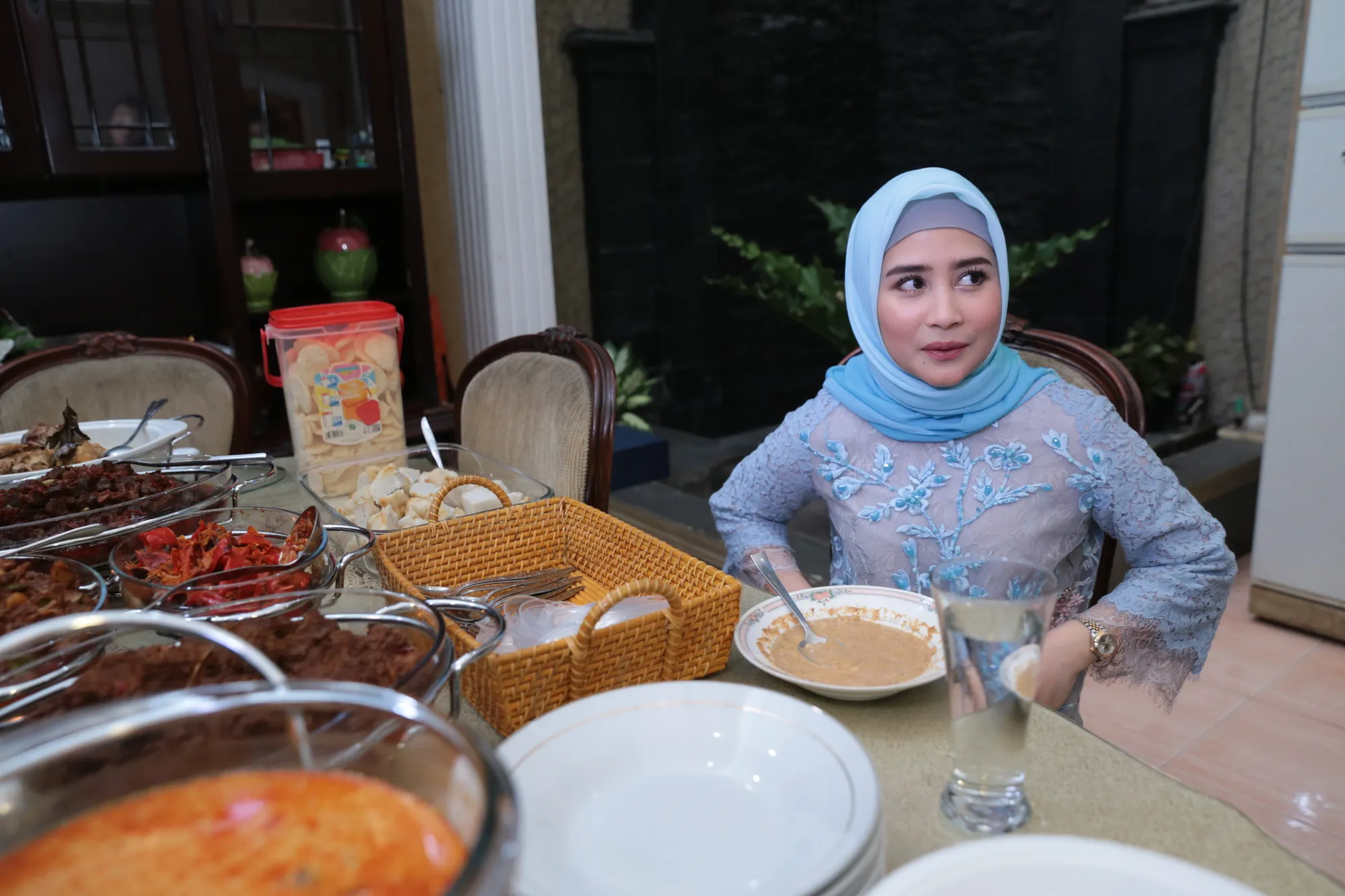 Prilly cuma bisa makan bubur / Credit: KapanLagi - Akrom Sukarya