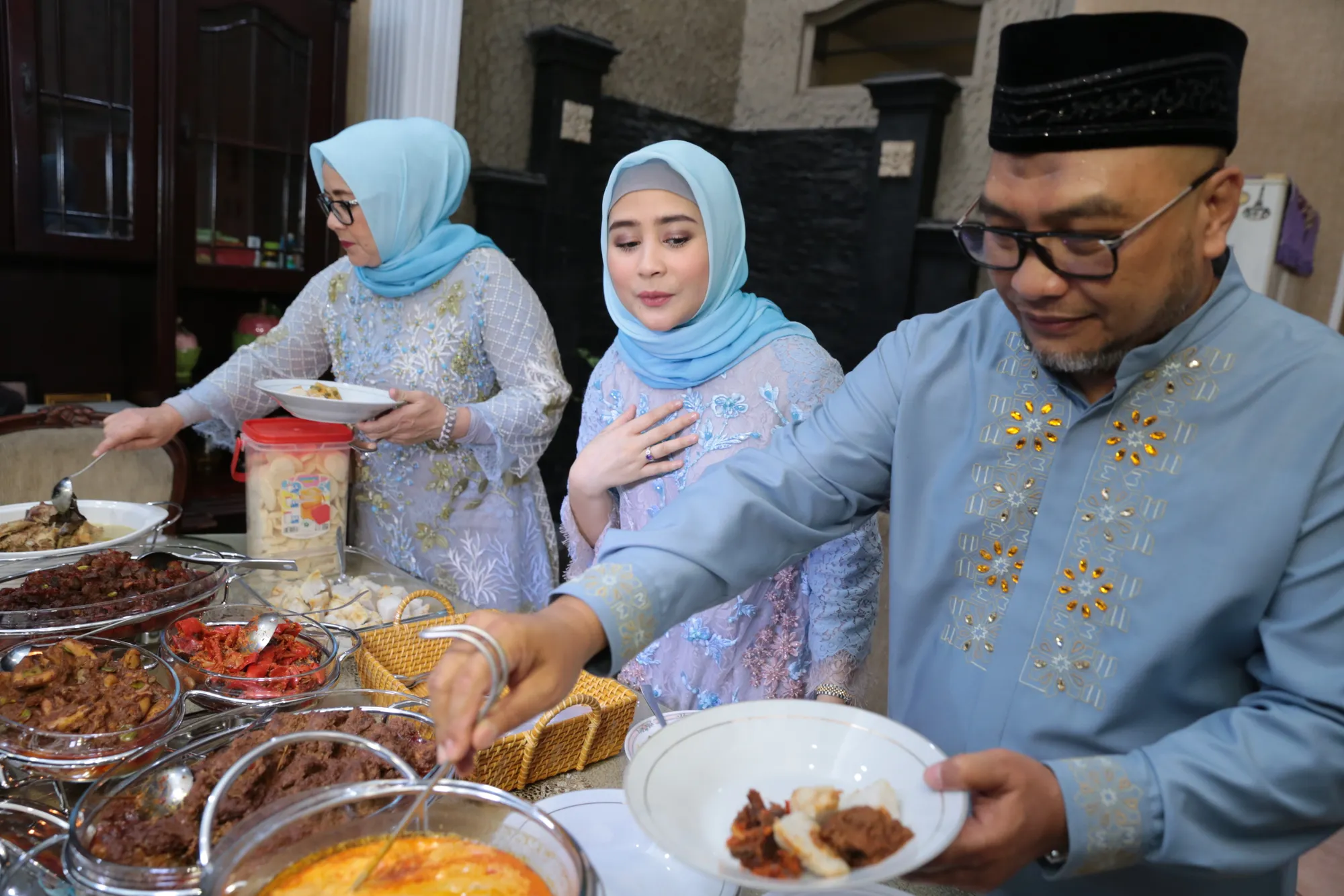 Prilly Latuconsina turun tangan langsung untuk mengurus baju lebaran keluarganya © KapanLagi.com/Muhammad Akrom Sukarya