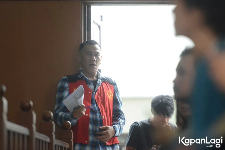 Tio bacakan pembelaan terhadap kasusnya / Credit: KapanLagi - Bayu Herdianto