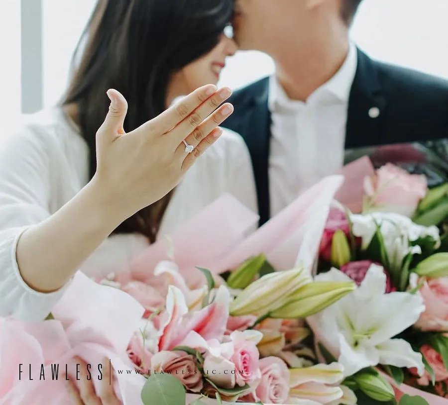 Yuanita resmi dilamar sang kekasih / Credit: Flawless Pic