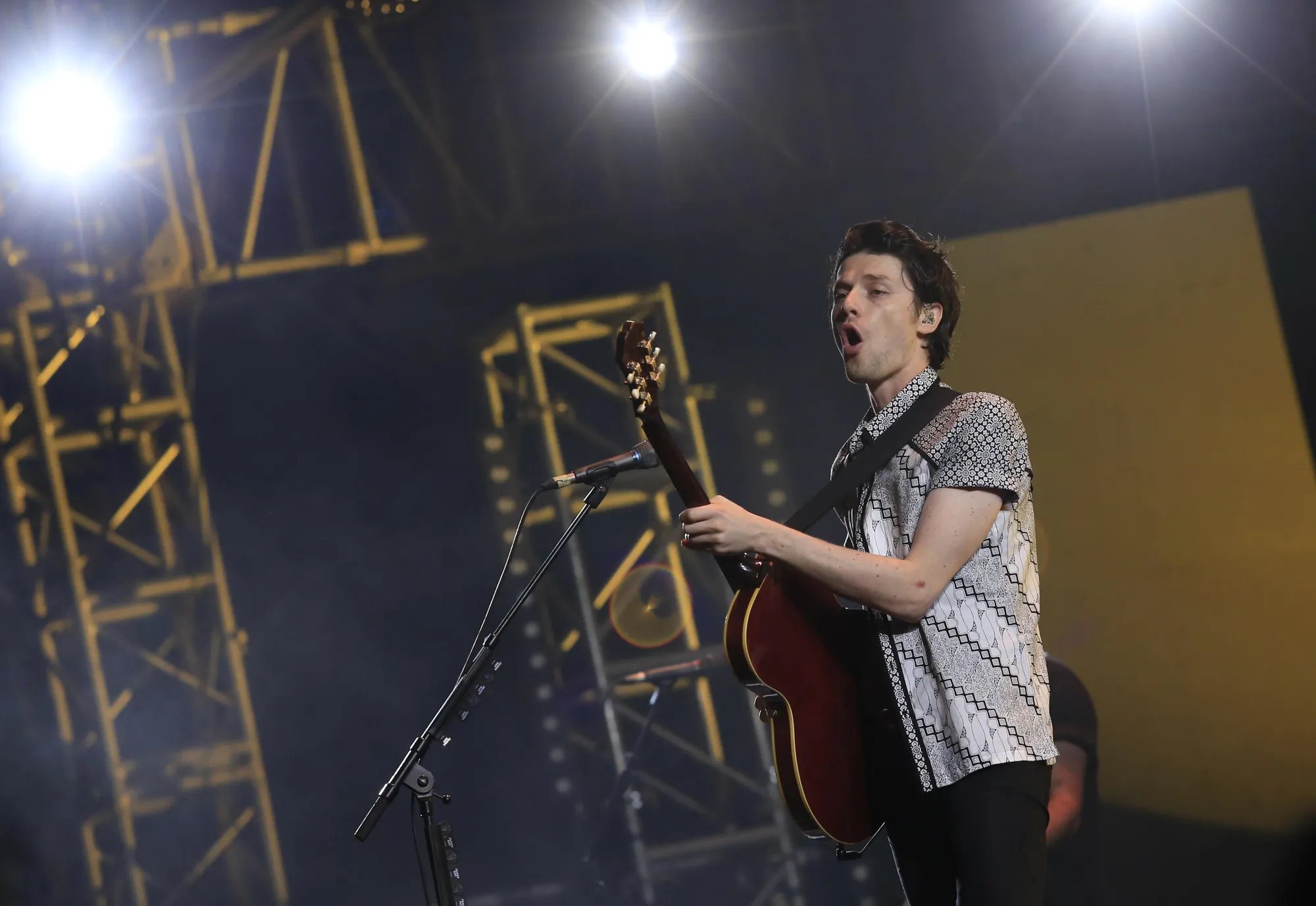 James Bay tampil dengan Batik di We The Fest 2018 hari pertama © KapanLagi.com/Agus Apriyanto