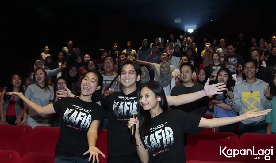 Para pemain ikut nonton bareng di premier KAFIR. © KapanLagi.com/Muhammad Akrom Sukarya