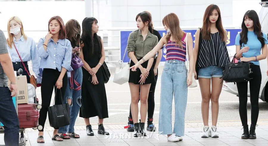 TWICE di Bandara Incheon Menuju Indonesia
