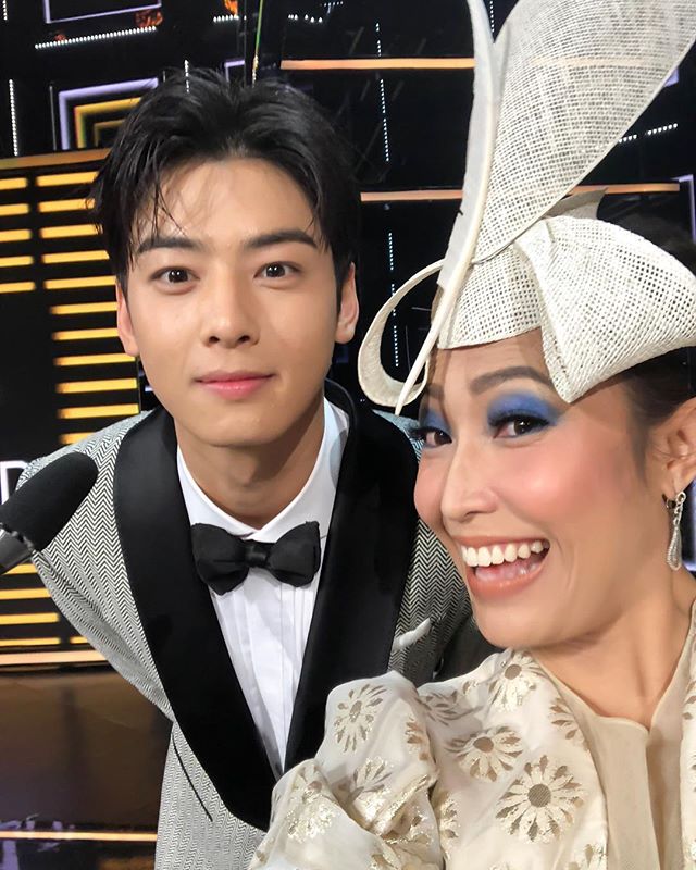 Cha Eunwoo Jadi Sasaran Foto Bareng Artis di Indonesian Television