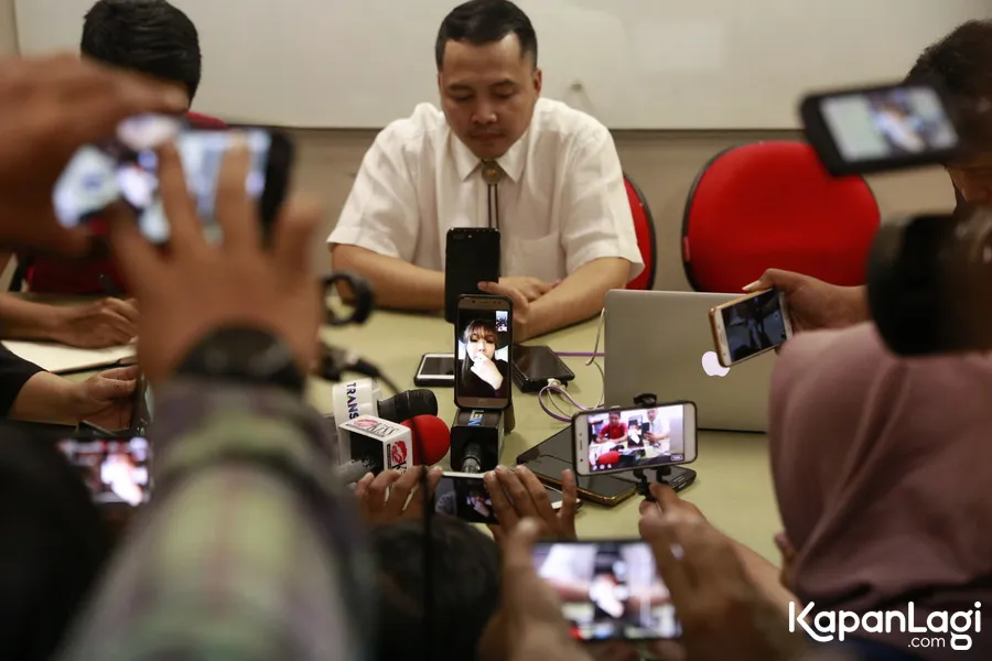 Gisel saat melakukan video call via pengacara © KapanLagi.com/Muhammad Akrom Sukarya