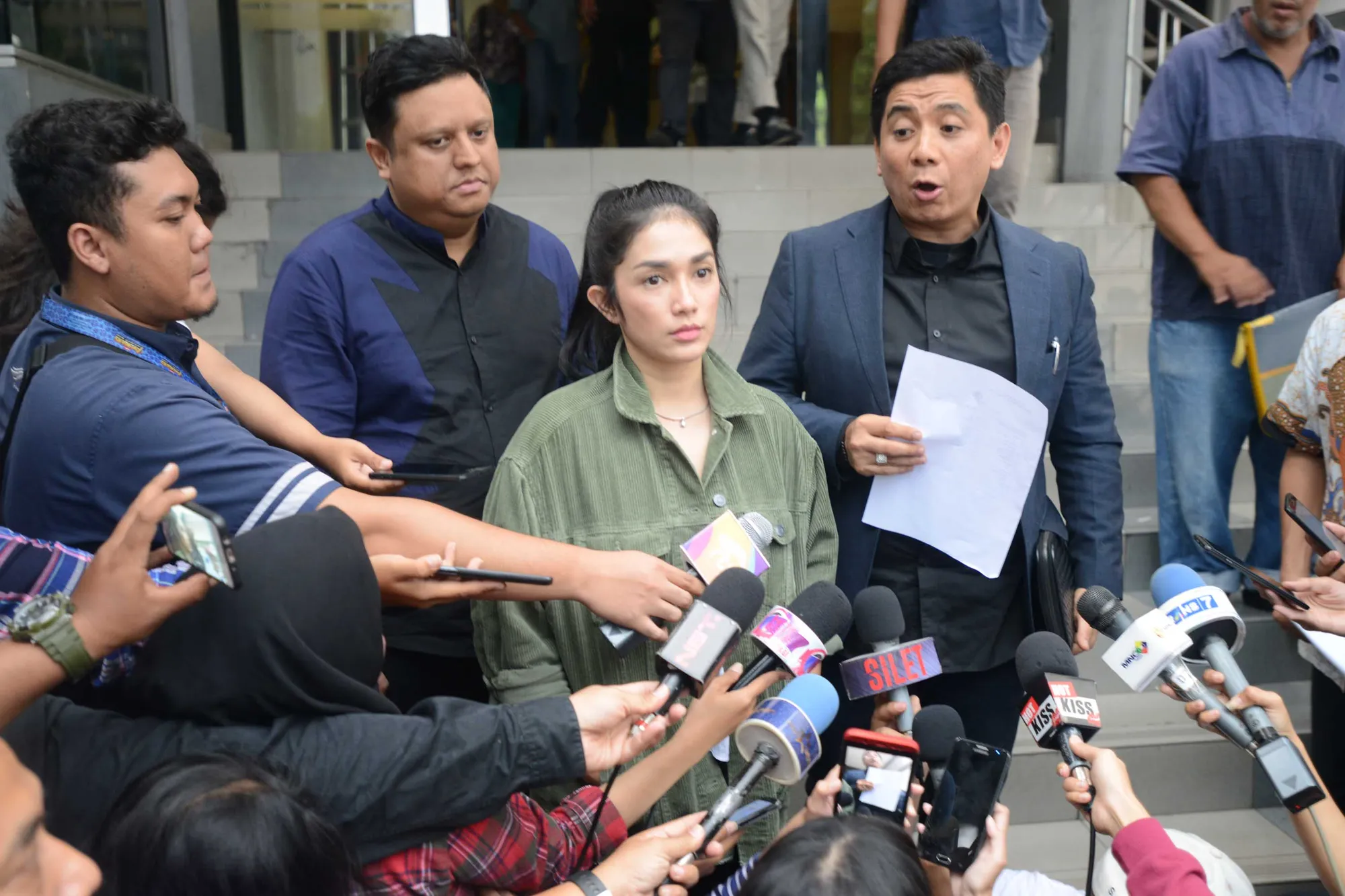 Ussy Sulistiawaty laporkan haters yang rundung putirnya / Credit: KapanLagi - Bayu Herdianto