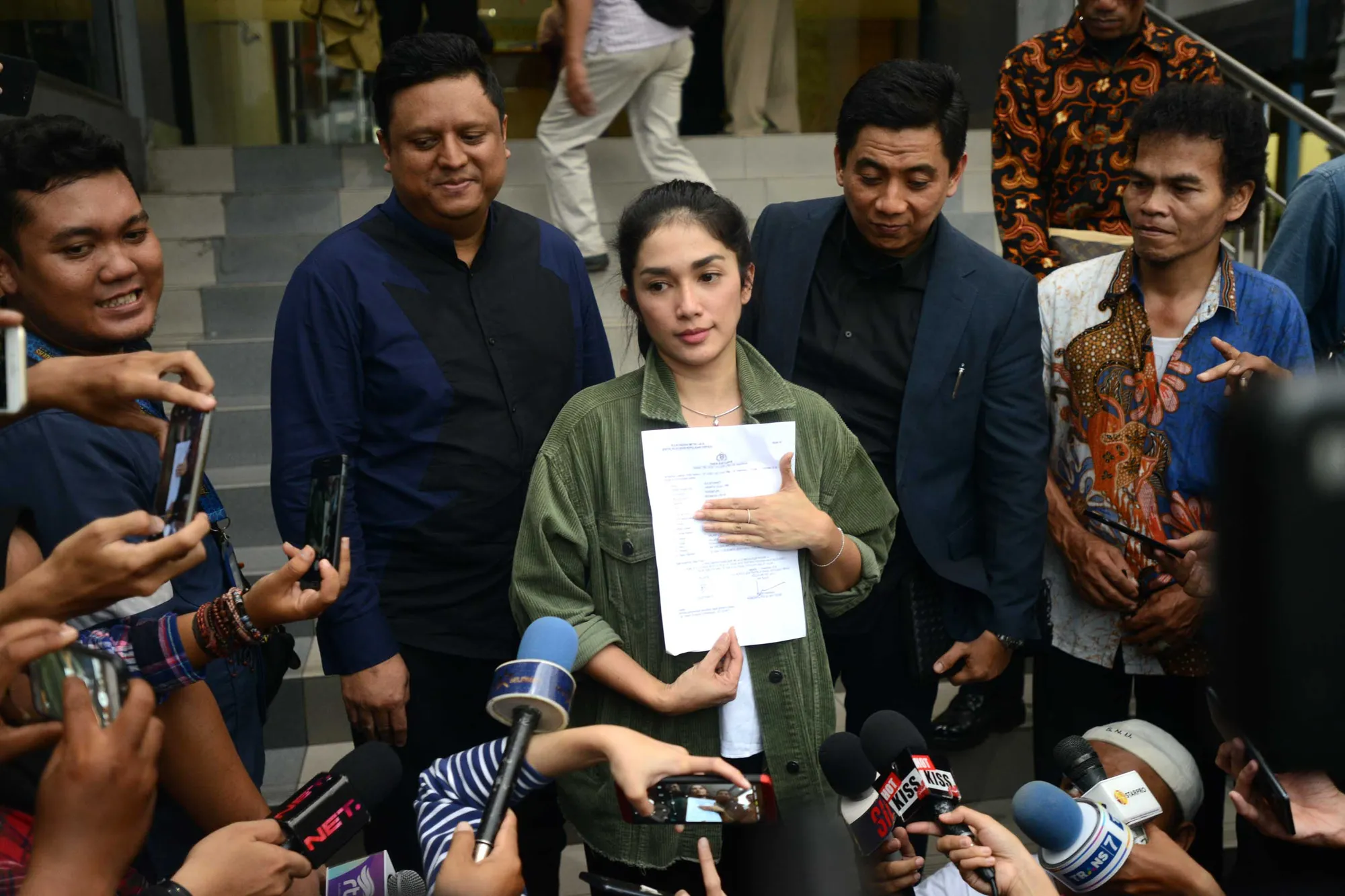 Ussy Sulistiawaty laporkan haters anaknya / Credit: KapanLagi - Bayu Herdianto