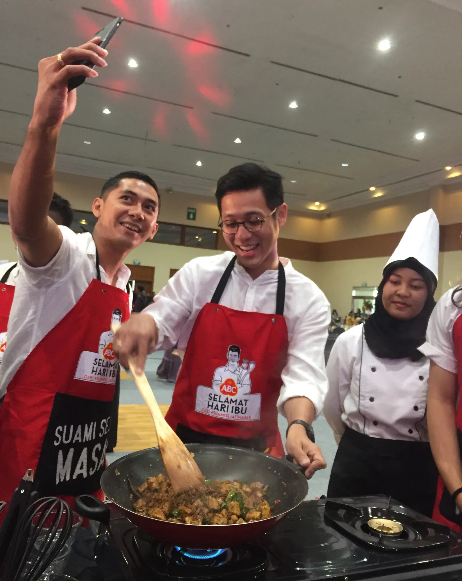 Junior saat masak untuk Tian © KapanLagi.com®/Muhammad Akrom Sukarya