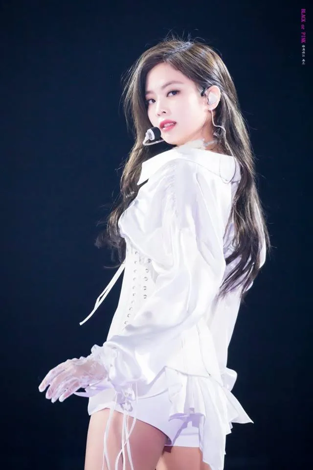 Gaya Kece Jennie BLACKPINK Pakai Korset & Bustier di
