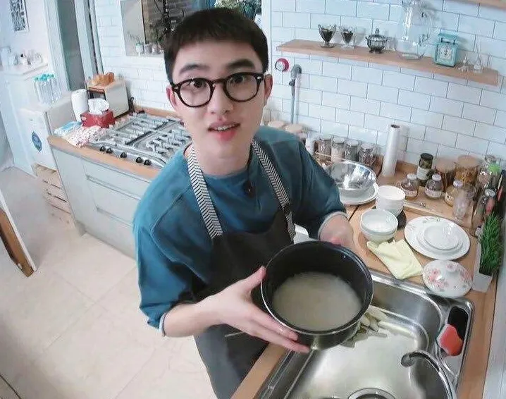 D.O. pernah masak saat live di V Live © Naver V Live