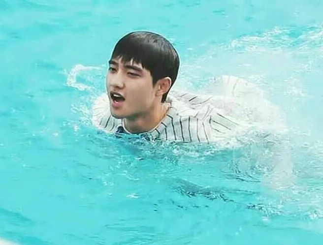 D.O. juga jago berenang © SM Entertainment