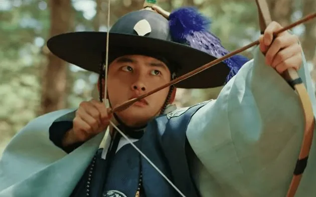 D.O. hot banget saat panahan © tvN