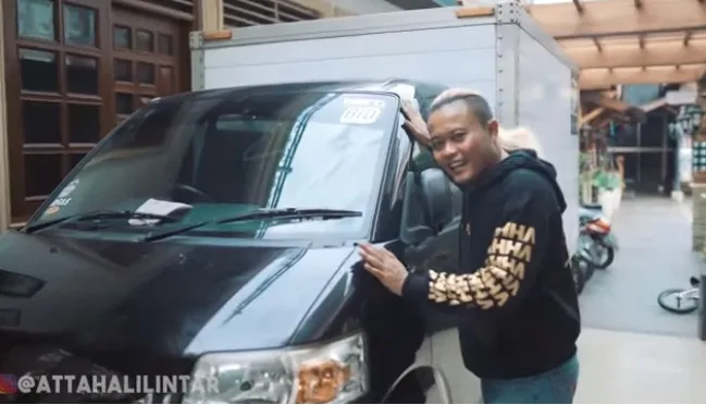 Sule dan mobilnya © Atta Halilintar's YouTube Channel