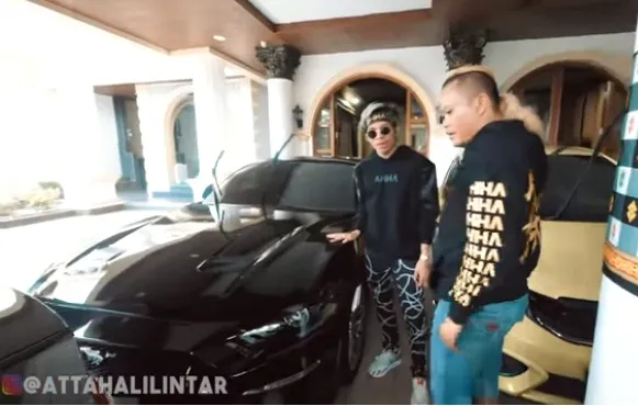 Sule dan mobilnya © Atta Halilintar's YouTube Channel