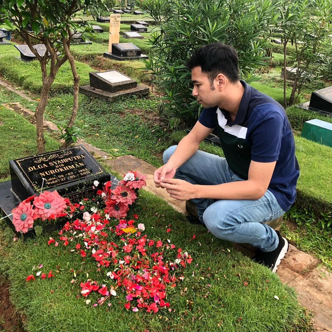 Raffi Ahmad Sambangi Makam Olga