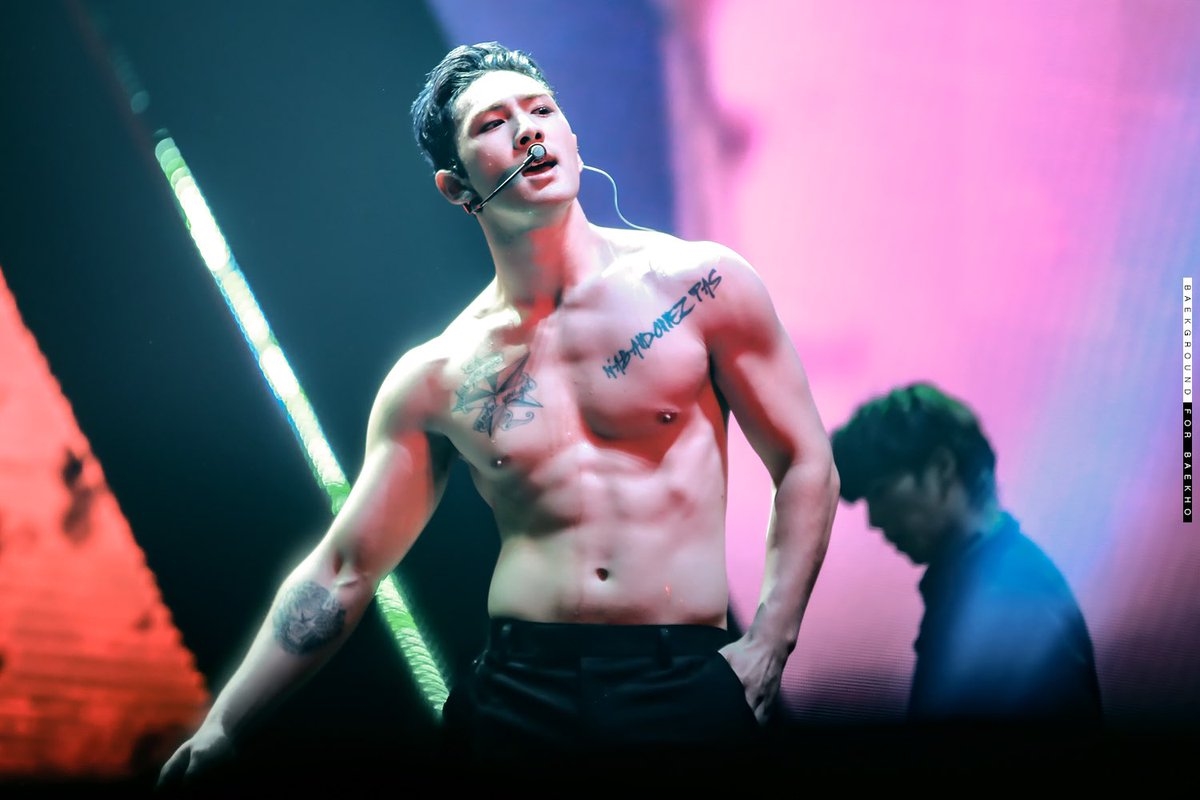 Guys show. Nuest Бэкхо. Baekho nu'est ABS.