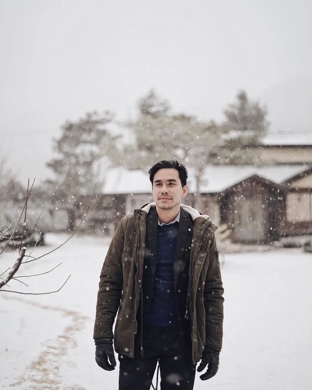 Darius Sinathrya (credit: instagram.com/darius_sinathrya; instagram.com/ringgoagus)