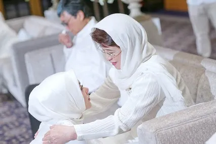 Syahrini dan Ibu Reino Barack. 