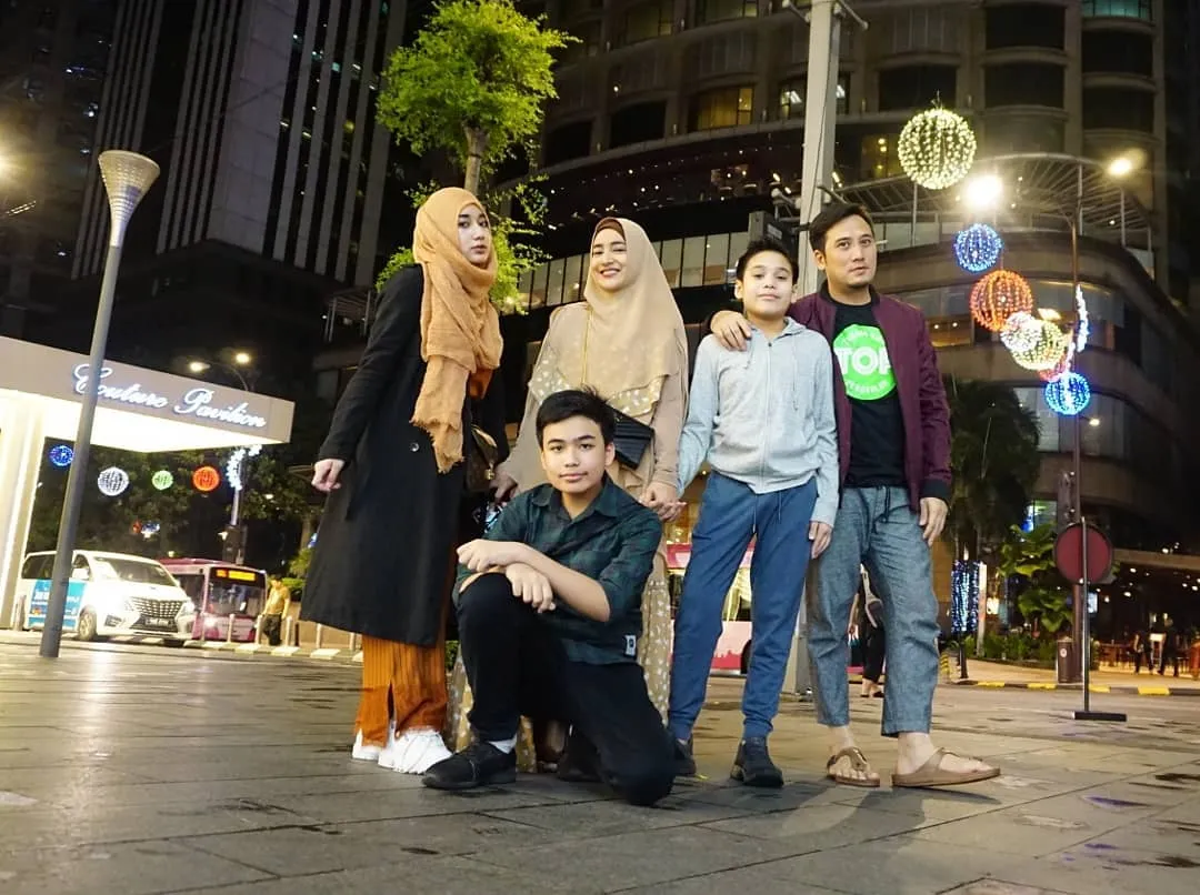 Firman dan Cindy bersama anak (credit: instagram.com/cindyfatikasari18)