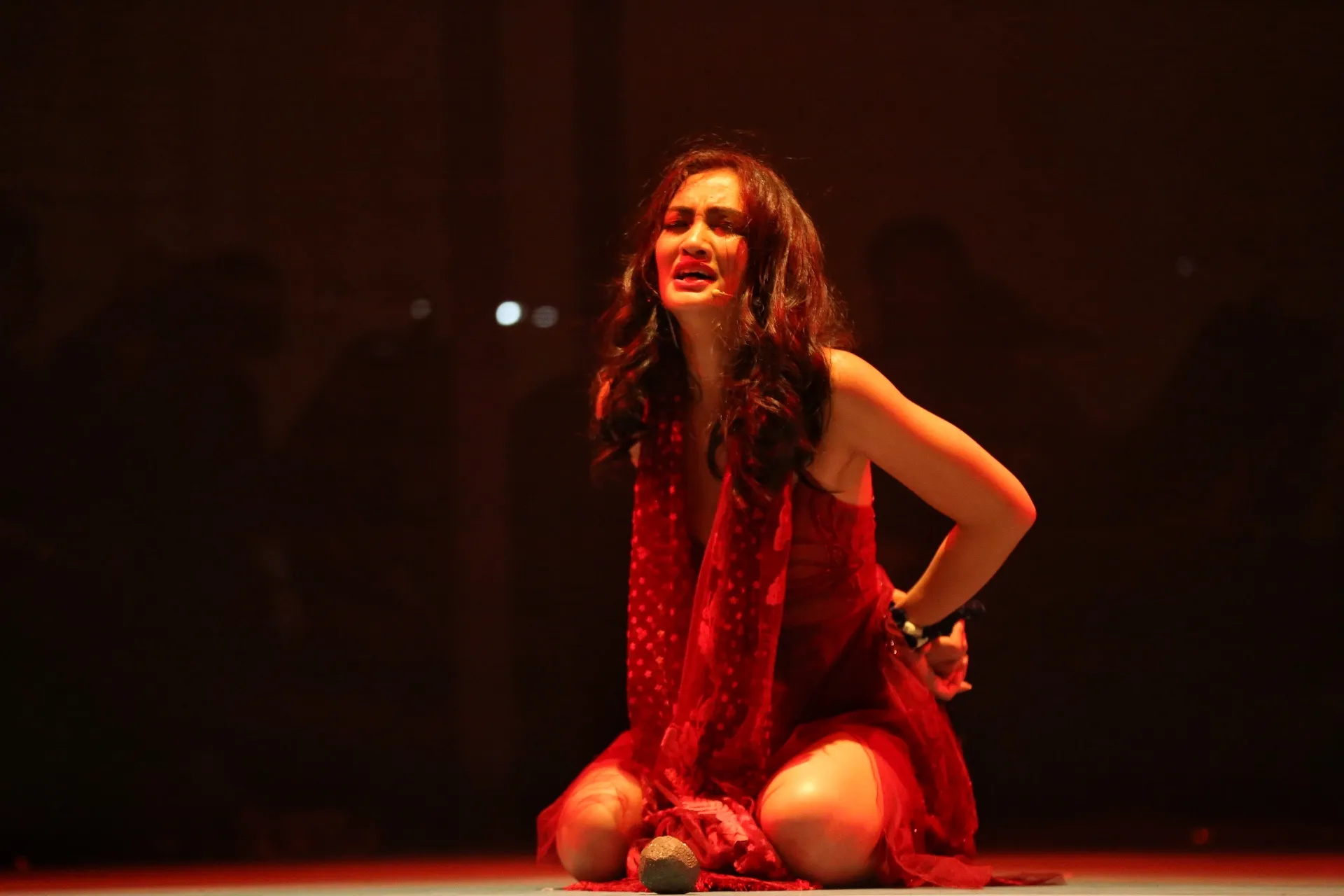 Atiqah latihan sambil nonton video dangdut pantura © KapanLagi.com®/Adrian Utama Putra