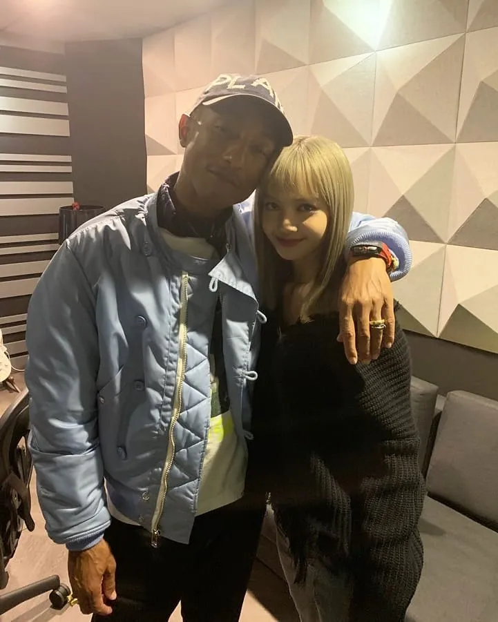 Lisa Dirangkul Pharrel