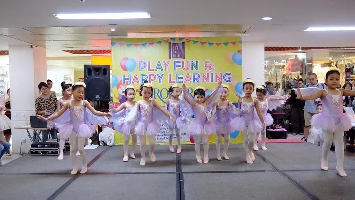 Gempi pentas bersama teman-teman (credit: instagram.com/gisel_la)