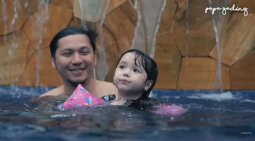 Gempi dan Gading renang bareng (credit: Papa Gading YouTube channel)