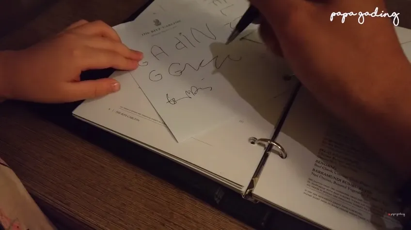 Gisel tulis nama Gading (credit: Papa Gading YouTube channel)