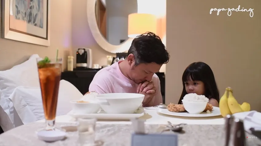 Gading dan Gempi berdoa sebelum makan (credit: Papa Gading YouTube channel)